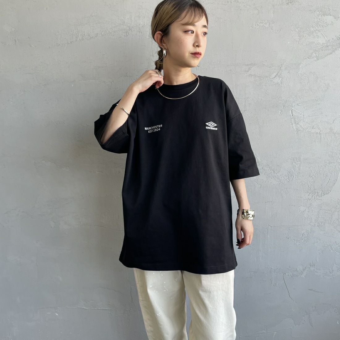 UMBRO [アンブロ] 別注 バックプリントTシャツ [KBT101-NK-03-JF] BLACK &&モデル身長：150cm 着用サイズ：S&&