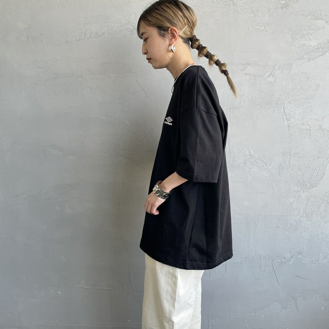UMBRO [アンブロ] 別注 バックプリントTシャツ [KBT101-NK-03-JF] BLACK &&モデル身長：150cm 着用サイズ：S&&