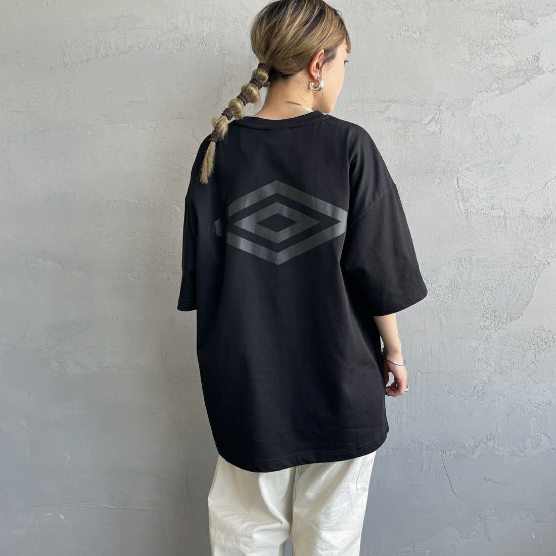 UMBRO [アンブロ] 別注 バックプリントTシャツ [KBT101-NK-03-JF] BLACK &&モデル身長：150cm 着用サイズ：S&&