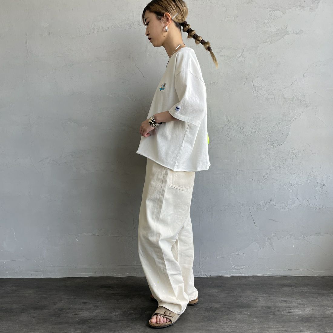 The Endless Summer [エンドレスサマー] 別注 BUHIワンポイントロゴ刺繍Tシャツ [FH-25574510-JF] WHITE &&モデル身長：150cm 着用サイズ：F&&