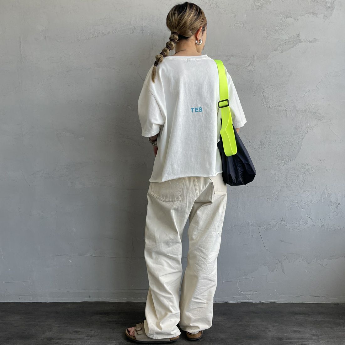 The Endless Summer [エンドレスサマー] 別注 BUHIワンポイントロゴ刺繍Tシャツ [FH-25574510-JF] WHITE &&モデル身長：150cm 着用サイズ：F&&