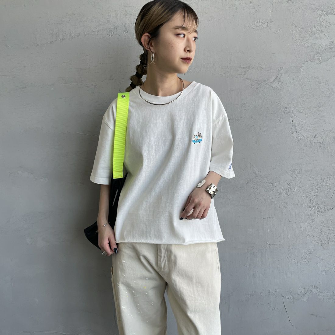 The Endless Summer [エンドレスサマー] 別注 BUHIワンポイントロゴ刺繍Tシャツ [FH-25574510-JF] WHITE &&モデル身長：150cm 着用サイズ：F&&