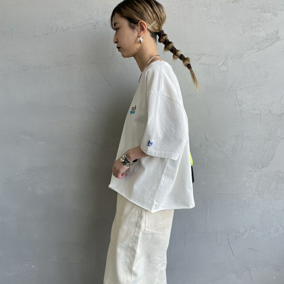 The Endless Summer [エンドレスサマー] 別注 BUHIワンポイントロゴ刺繍Tシャツ [FH-25574510-JF] WHITE &&モデル身長：150cm 着用サイズ：F&&