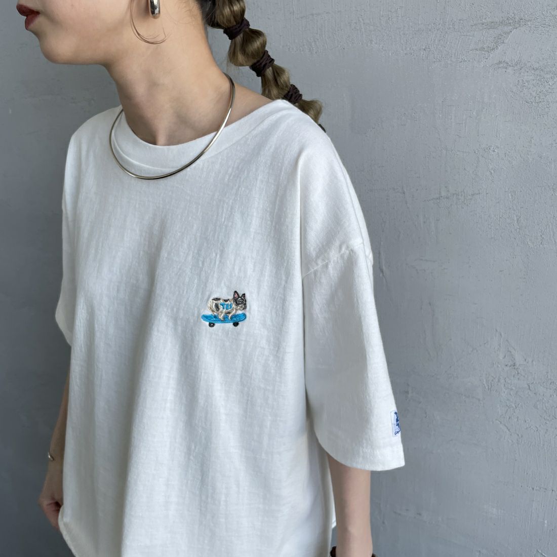 The Endless Summer [エンドレスサマー] 別注 BUHIワンポイントロゴ刺繍Tシャツ [FH-25574510-JF] WHITE &&モデル身長：150cm 着用サイズ：F&&
