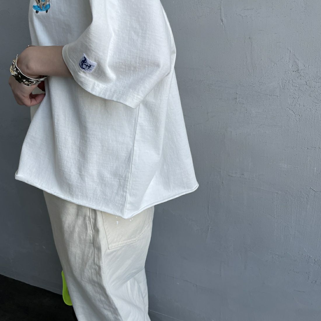 The Endless Summer [エンドレスサマー] 別注 BUHIワンポイントロゴ刺繍Tシャツ [FH-25574510-JF] WHITE &&モデル身長：150cm 着用サイズ：F&&