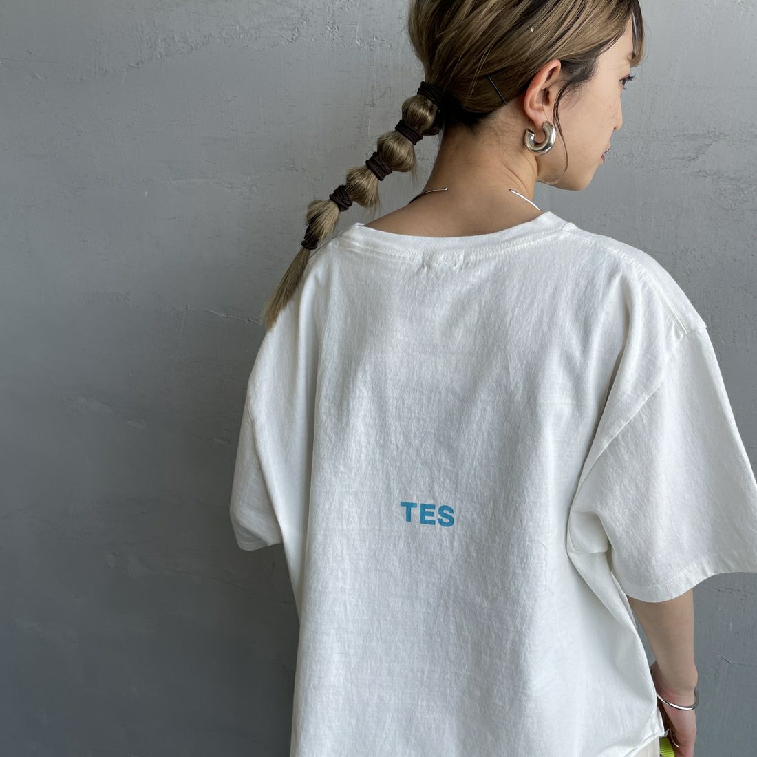 The Endless Summer [エンドレスサマー] 別注 BUHIワンポイントロゴ刺繍Tシャツ [FH-25574510-JF] WHITE &&モデル身長：150cm 着用サイズ：F&&