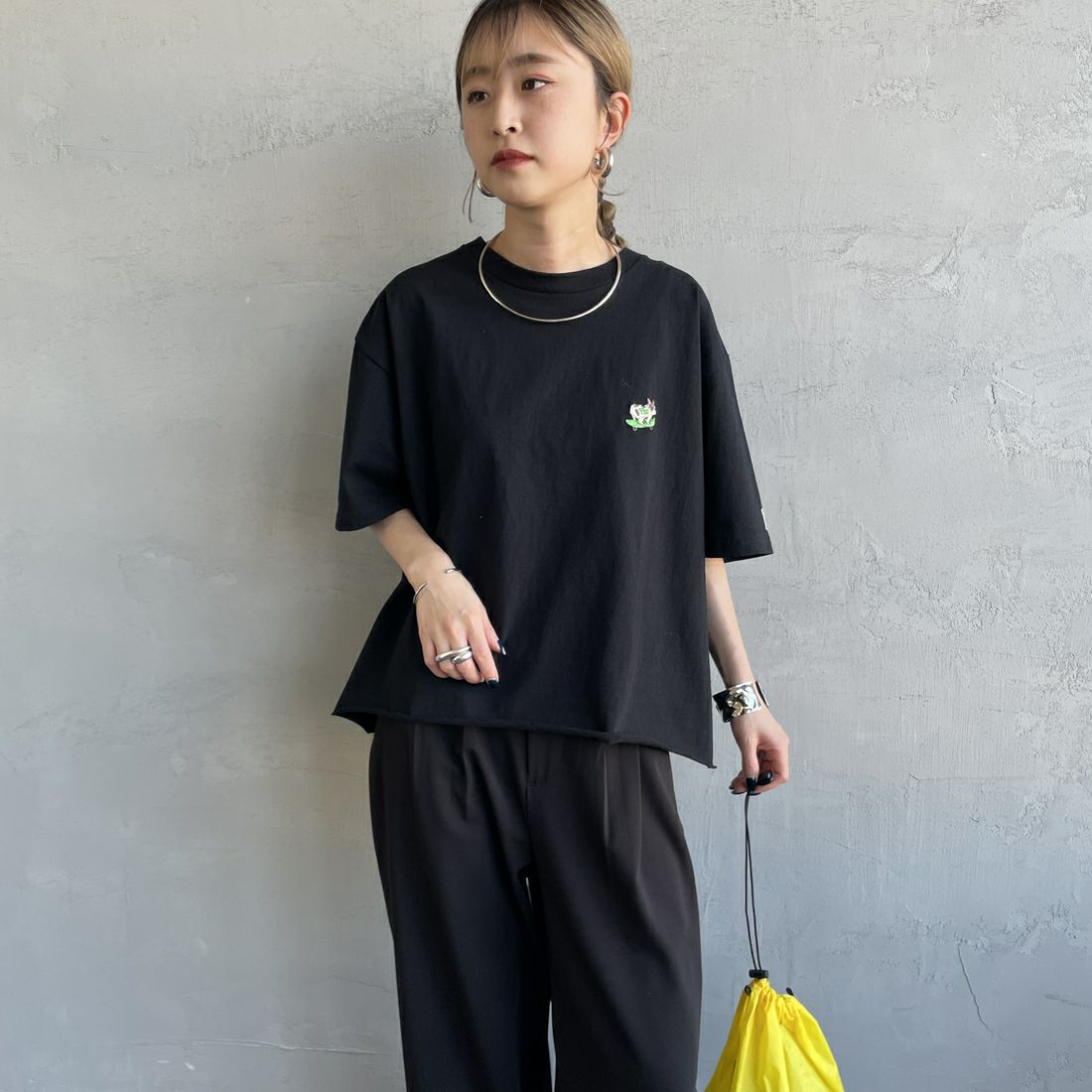 The Endless Summer [エンドレスサマー] 別注 BUHIワンポイントロゴ刺繍Tシャツ [FH-25574510-JF] BLACK &&モデル身長：150cm 着用サイズ：F&&