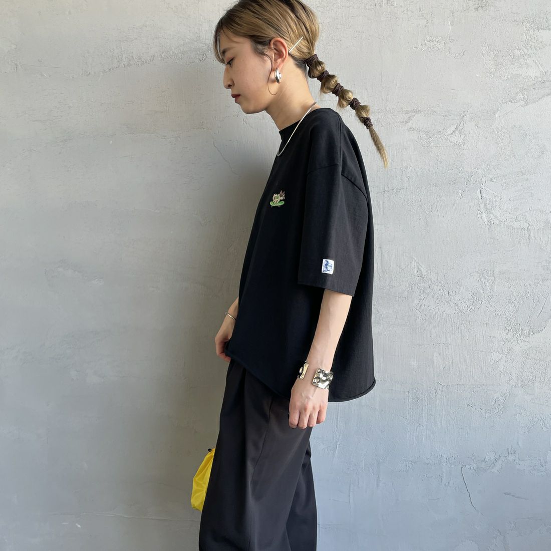 The Endless Summer [エンドレスサマー] 別注 BUHIワンポイントロゴ刺繍Tシャツ [FH-25574510-JF] BLACK &&モデル身長：150cm 着用サイズ：F&&