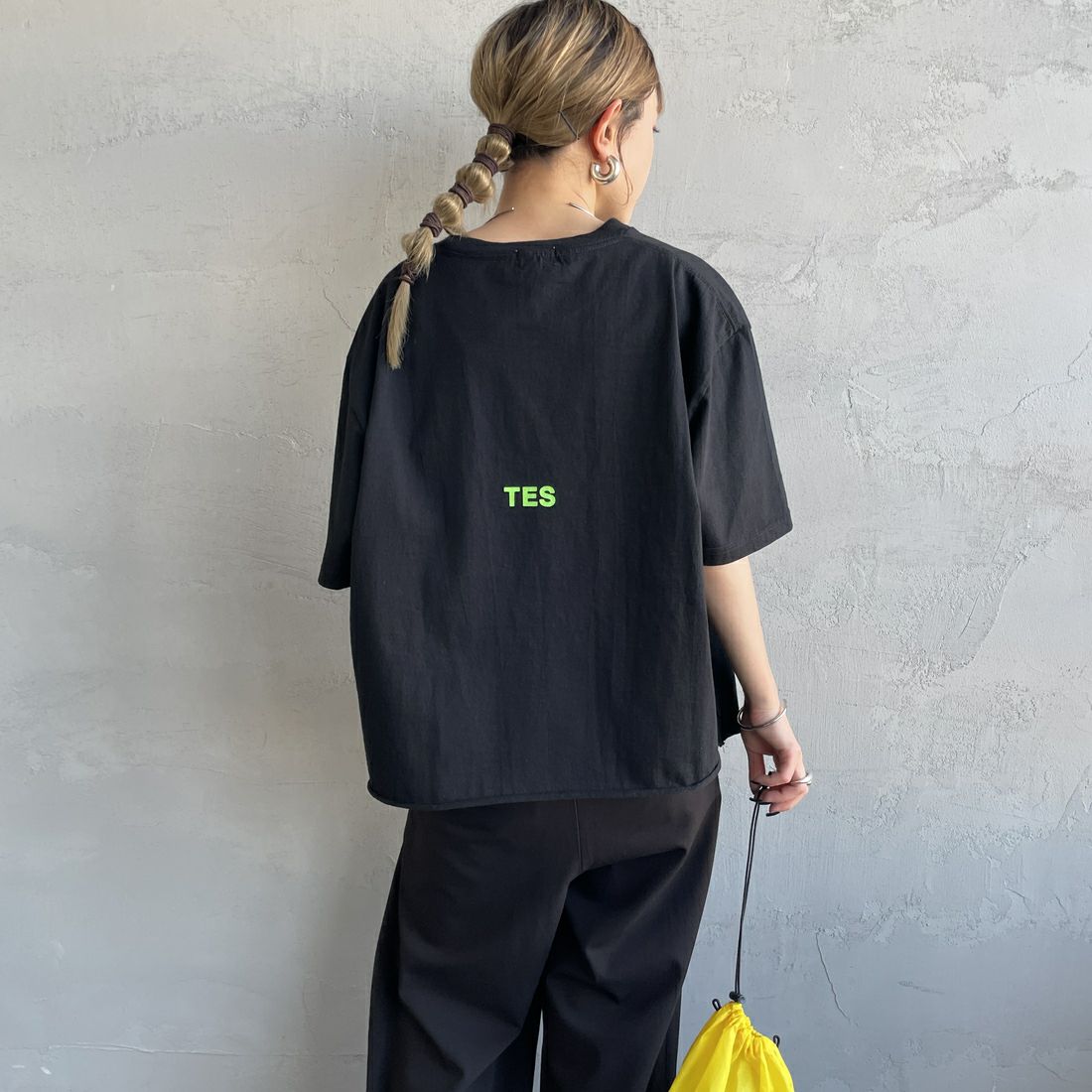 The Endless Summer [エンドレスサマー] 別注 BUHIワンポイントロゴ刺繍Tシャツ [FH-25574510-JF] BLACK &&モデル身長：150cm 着用サイズ：F&&