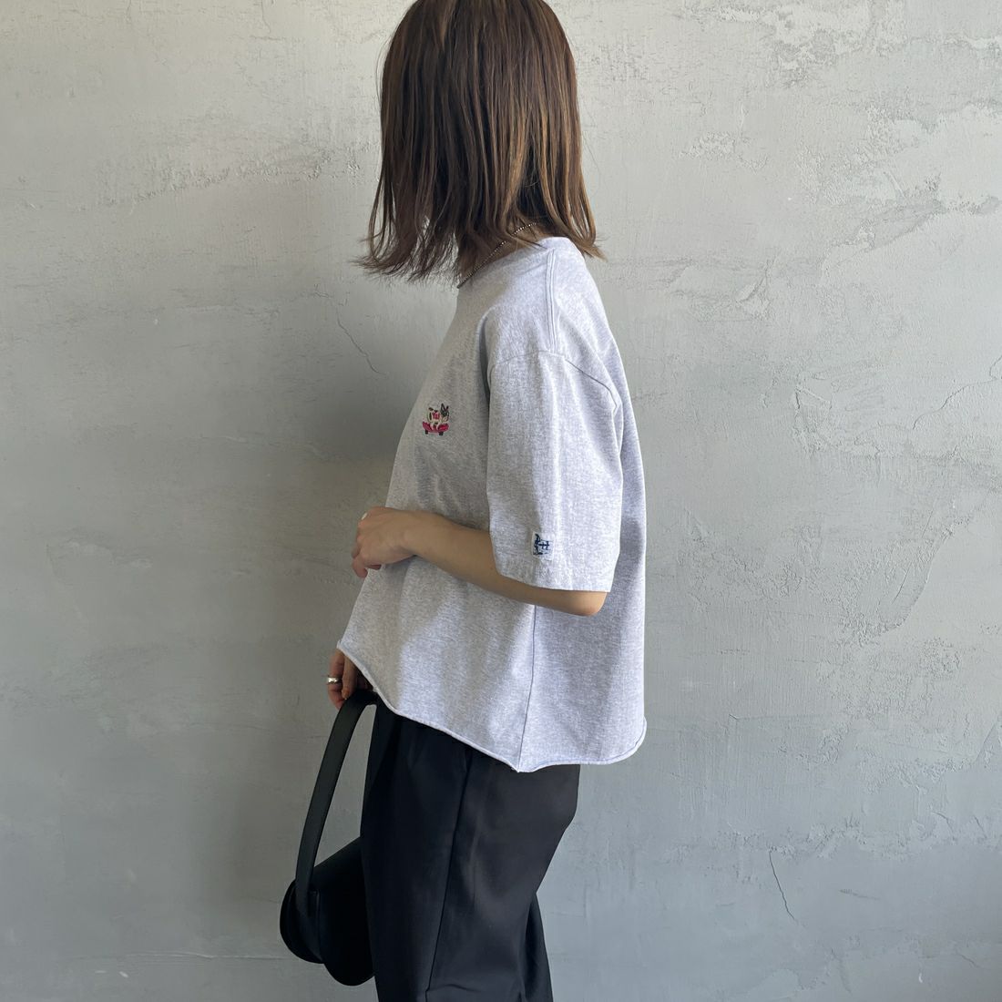 The Endless Summer [エンドレスサマー] 別注 BUHIワンポイントロゴ刺繍Tシャツ [FH-25574510-JF] MIX GRAY &&モデル身長：158cm 着用サイズ：F&&