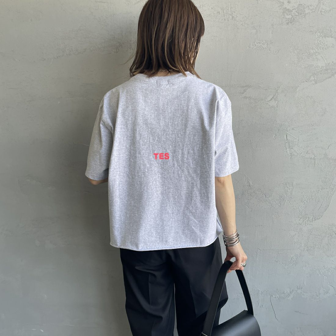 The Endless Summer [エンドレスサマー] 別注 BUHIワンポイントロゴ刺繍Tシャツ [FH-25574510-JF] MIX GRAY &&モデル身長：158cm 着用サイズ：F&&