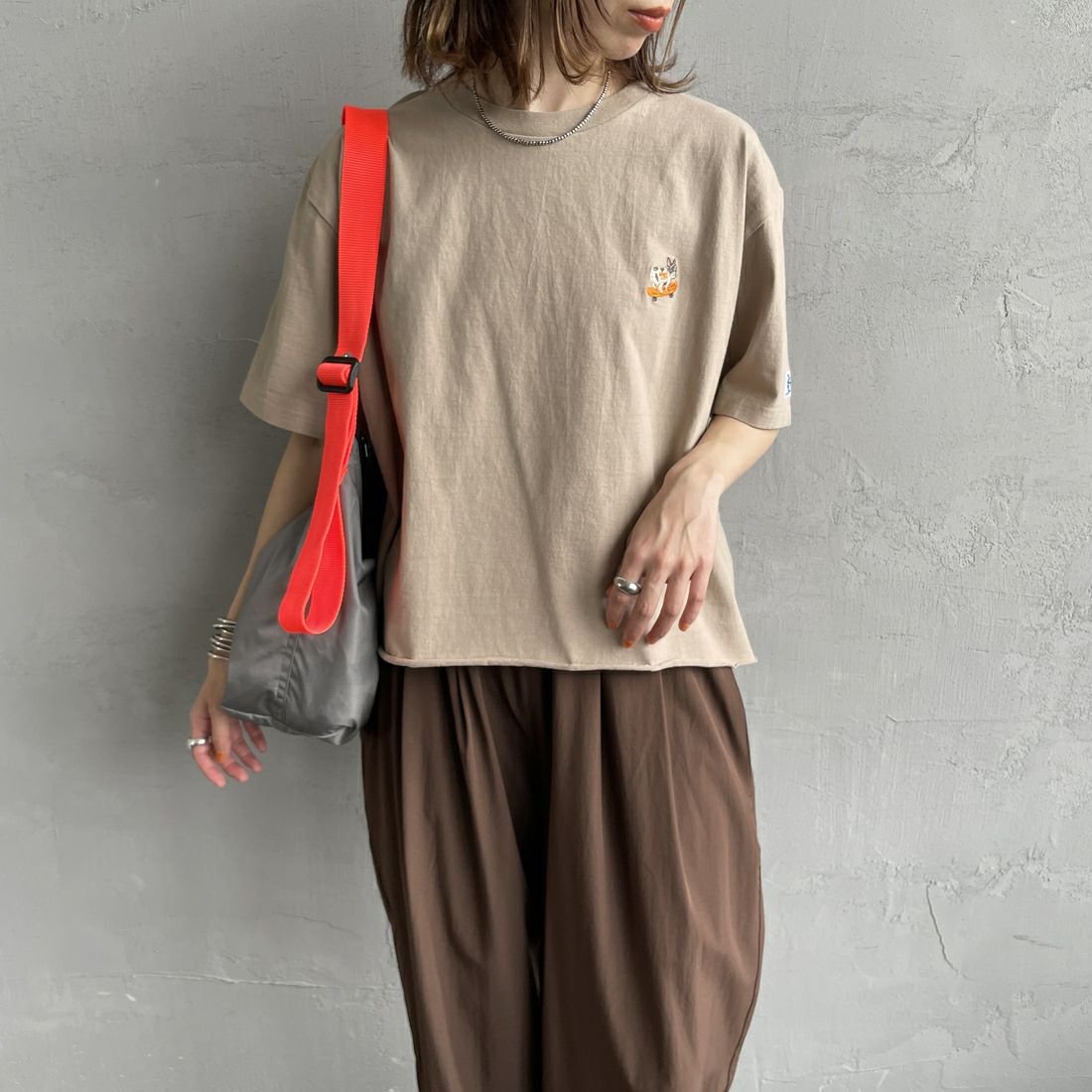 The Endless Summer [エンドレスサマー] 別注 BUHIワンポイントロゴ刺繍Tシャツ [FH-25574510-JF] BEIGE &&モデル身長：158cm 着用サイズ：F&&