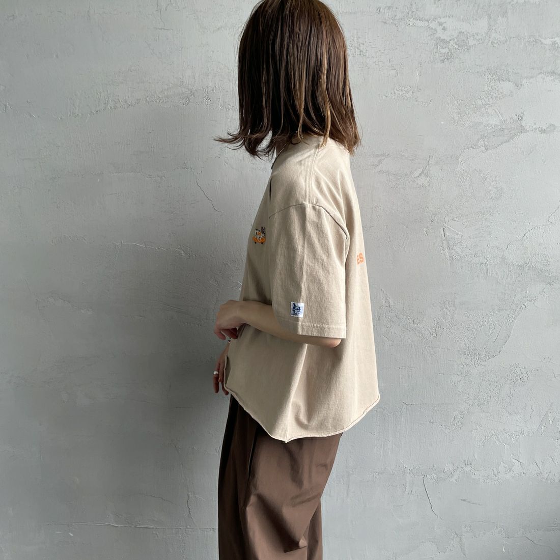 The Endless Summer [エンドレスサマー] 別注 BUHIワンポイントロゴ刺繍Tシャツ [FH-25574510-JF] BEIGE &&モデル身長：158cm 着用サイズ：F&&