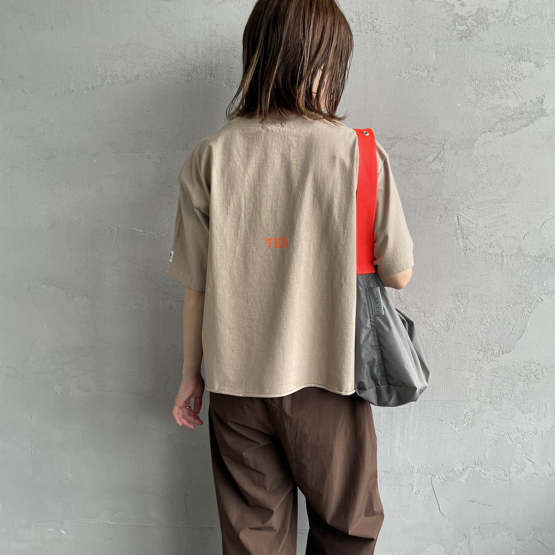 The Endless Summer [エンドレスサマー] 別注 BUHIワンポイントロゴ刺繍Tシャツ [FH-25574510-JF] BEIGE &&モデル身長：158cm 着用サイズ：F&&