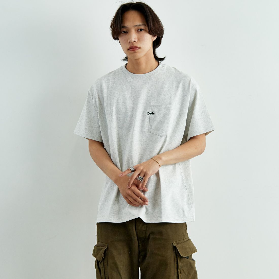 THE FOX [ザフォックス] 別注 ワンポイントロゴワッペン ポケットTシャツ [JFU25SS-11-JF] ASH &&モデル身長：179cm 着用サイズ：L&&