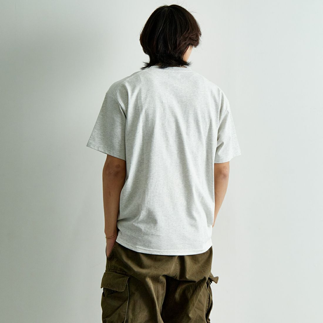 THE FOX [ザフォックス] 別注 ワンポイントロゴワッペン ポケットTシャツ [JFU25SS-11-JF] ASH &&モデル身長：179cm 着用サイズ：L&&