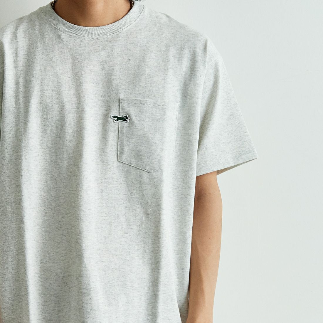 THE FOX [ザフォックス] 別注 ワンポイントロゴワッペン ポケットTシャツ [JFU25SS-11-JF] ASH &&モデル身長：179cm 着用サイズ：L&&