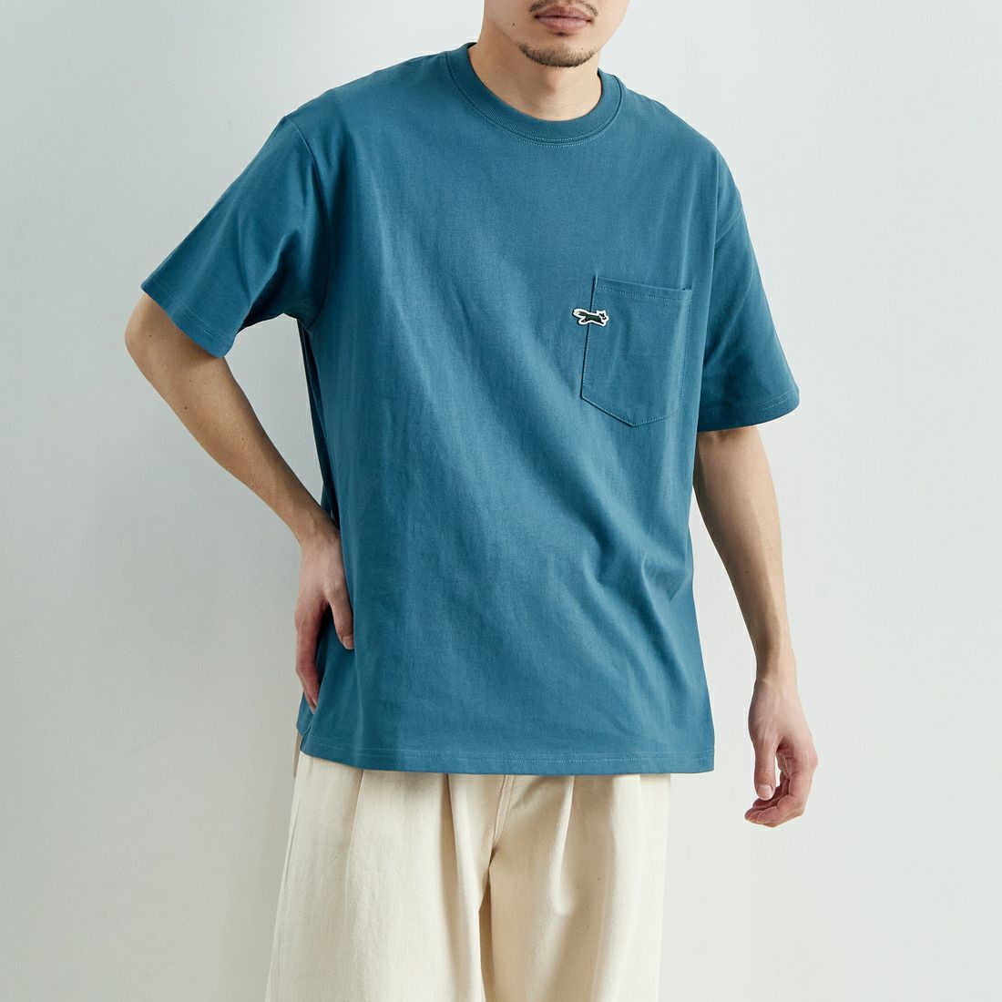 THE FOX [ザフォックス] 別注 ワンポイントロゴワッペン ポケットTシャツ [JFU25SS-11-JF] BLUE &&モデル身長：168cm 着用サイズ：M&&