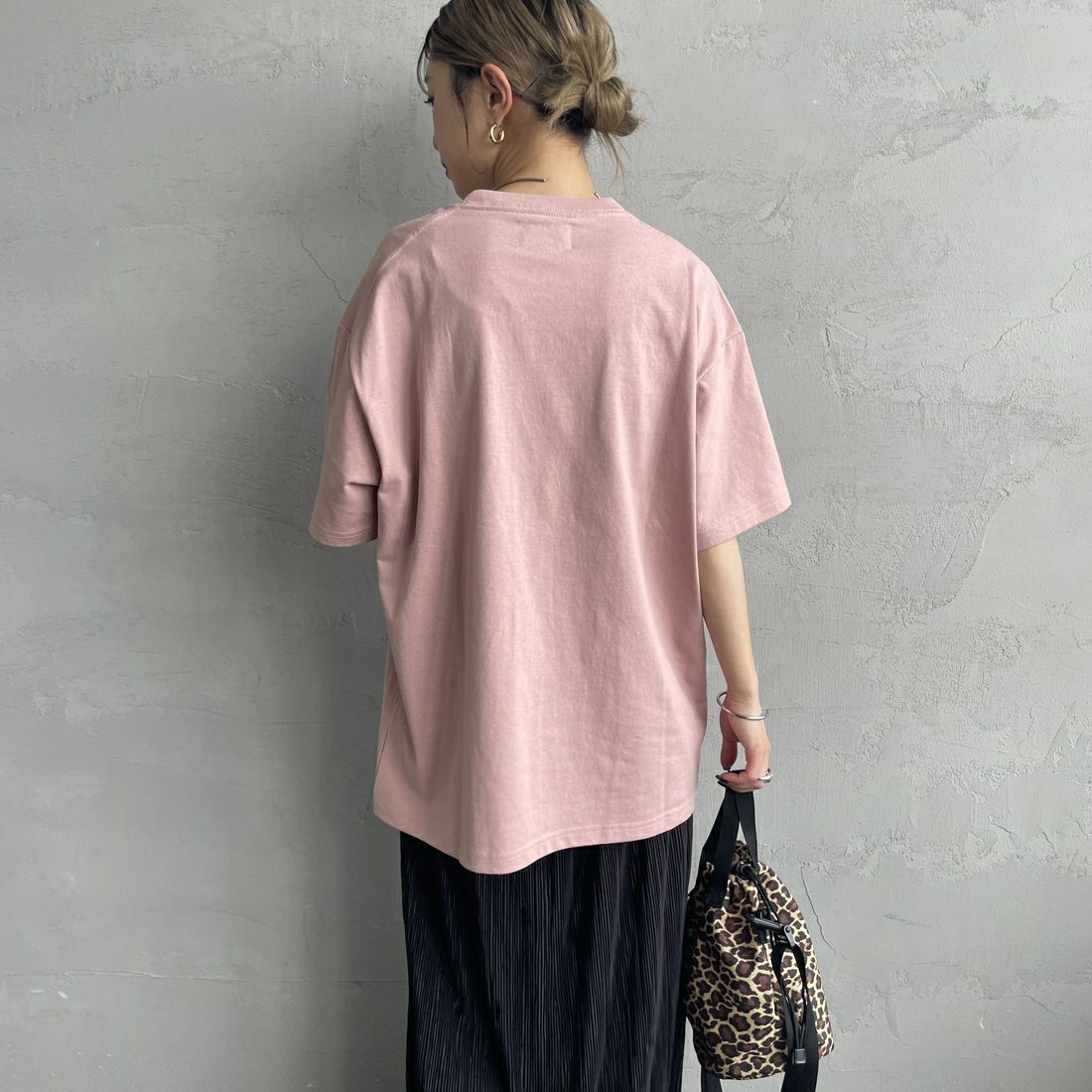 THE FOX [ザフォックス] 別注 ワンポイントロゴワッペン ポケットTシャツ [JFU25SS-11-JF] PINK &&モデル身長：150cm 着用サイズ：S&&