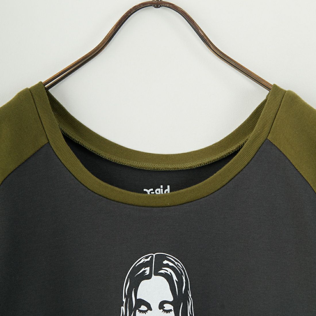 X-girl [エックスガール] フェイスロゴ ショートスリーブ ラグランベイビーTシャツ [105252011001] CHARCOAL