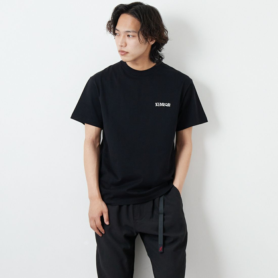 XLARGE [エクストララージ] 手書き風ロゴショートスリーブTシャツ [101252011041] BLACK &&モデル身長：179cm 着用サイズ：M&&