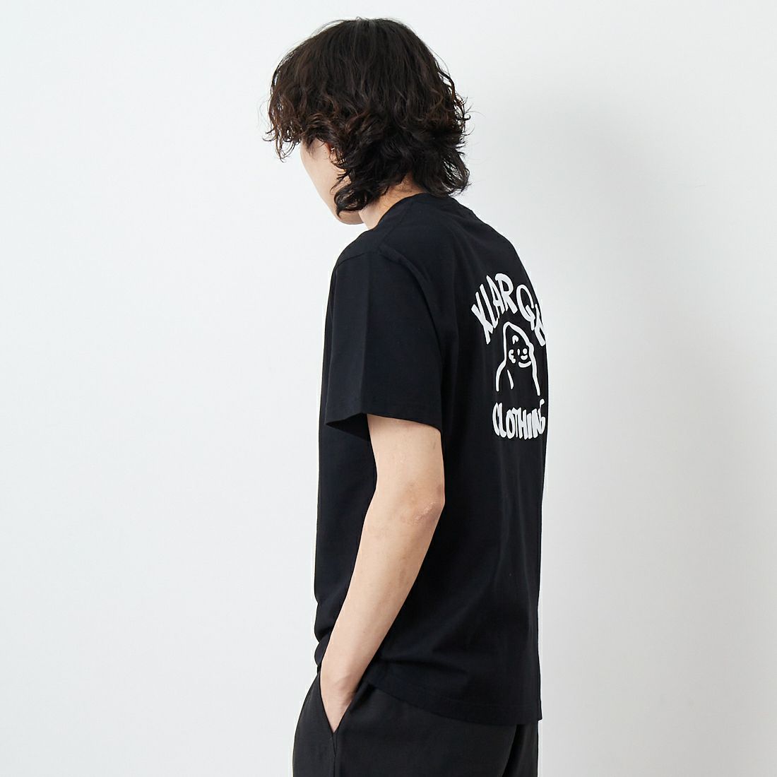XLARGE [エクストララージ] 手書き風ロゴショートスリーブTシャツ [101252011041] BLACK &&モデル身長：179cm 着用サイズ：M&&