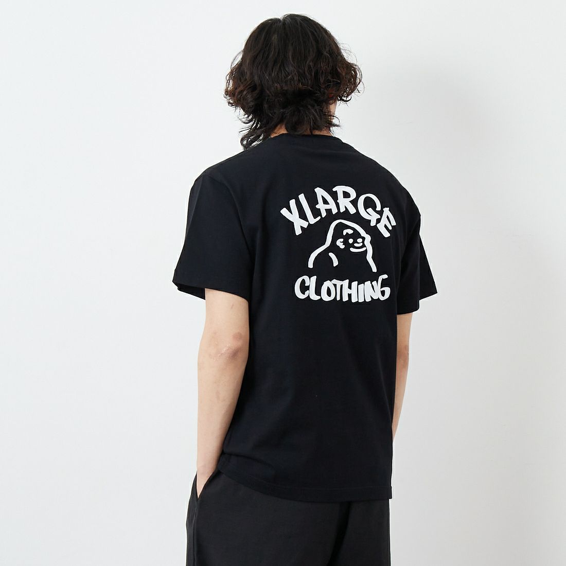 XLARGE [エクストララージ] 手書き風ロゴショートスリーブTシャツ [101252011041] BLACK &&モデル身長：179cm 着用サイズ：M&&