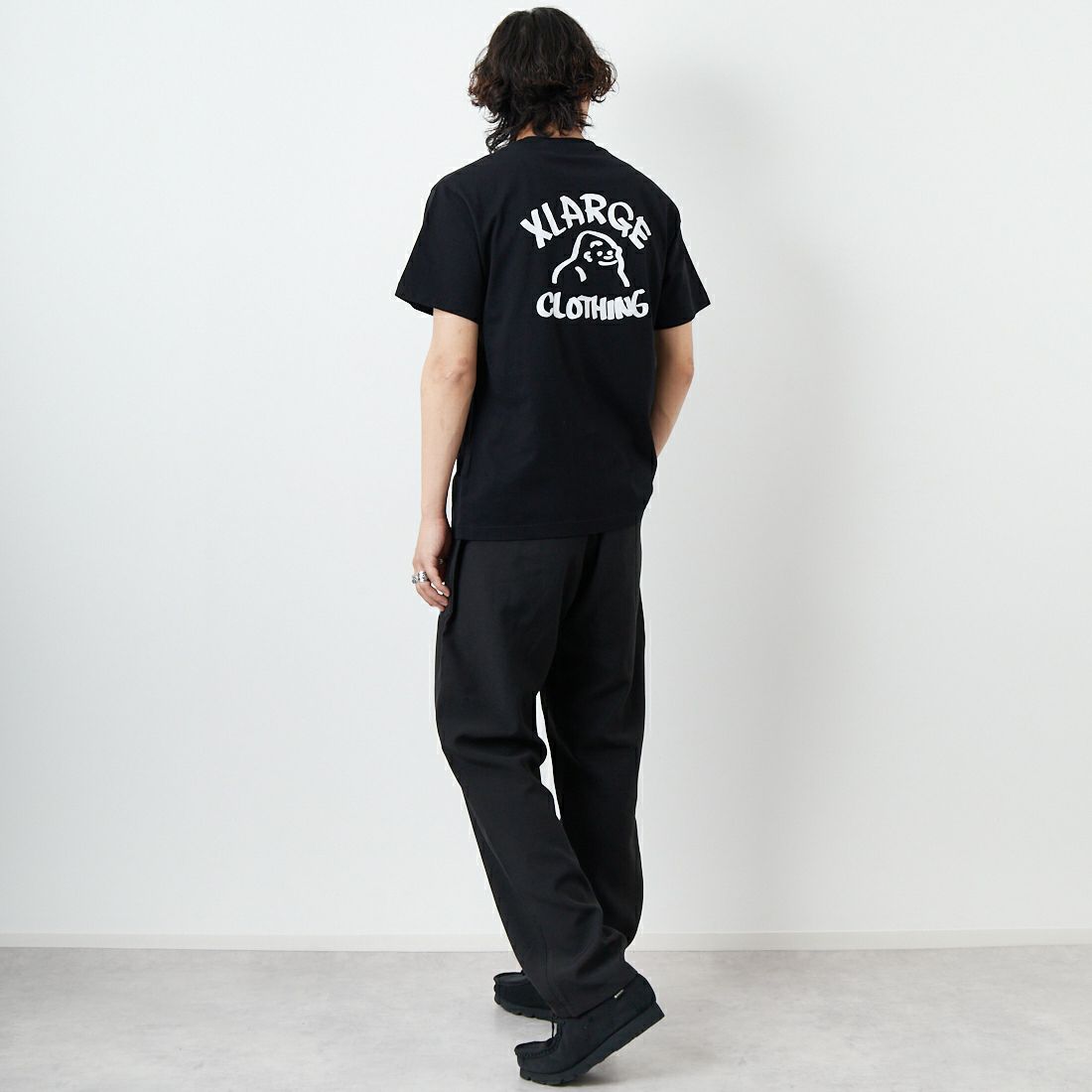XLARGE [エクストララージ] 手書き風ロゴショートスリーブTシャツ [101252011041] BLACK &&モデル身長：179cm 着用サイズ：M&&
