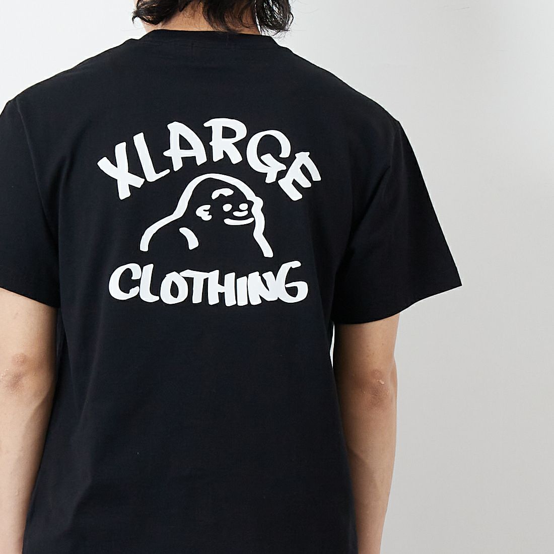 XLARGE [エクストララージ] 手書き風ロゴショートスリーブTシャツ [101252011041] BLACK &&モデル身長：179cm 着用サイズ：M&&