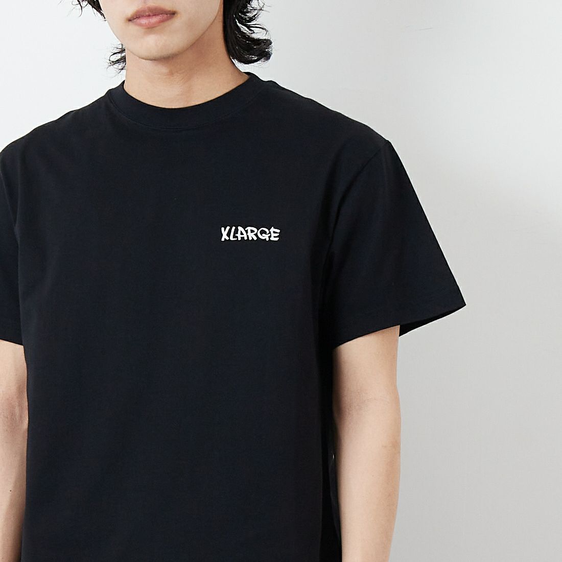 XLARGE [エクストララージ] 手書き風ロゴショートスリーブTシャツ [101252011041] BLACK &&モデル身長：179cm 着用サイズ：M&&