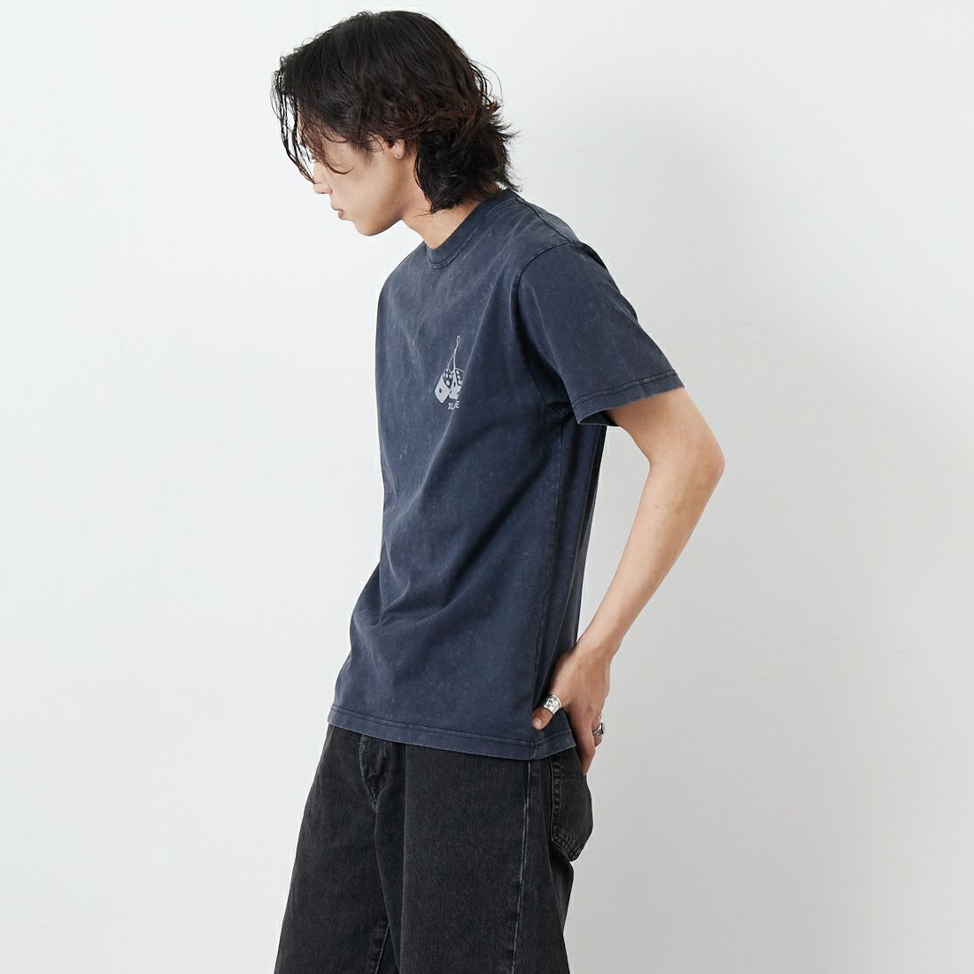XLARGE [エクストララージ] モンキーレンチャーズ ショートスリーブTシャツ [101252011043] BLACK &&モデル身長：179cm 着用サイズ：M&&