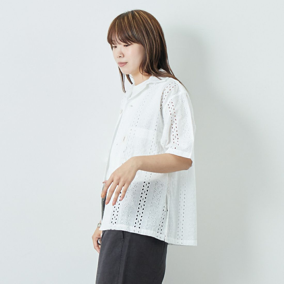 Vincent et Mireille [ヴァンソン エ ミレイユ] カットワーク刺繍オープンカラーシャツ [VM251IN11032] WHITE &&モデル身長：167cm 着用サイズ：F&&