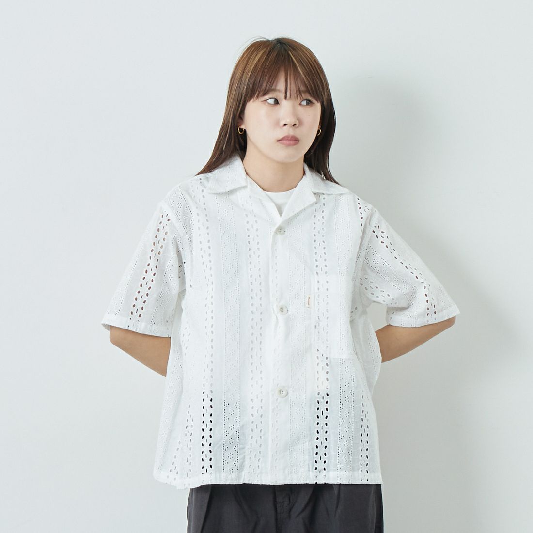 Vincent et Mireille [ヴァンソン エ ミレイユ] カットワーク刺繍オープンカラーシャツ [VM251IN11032] WHITE &&モデル身長：167cm 着用サイズ：F&&