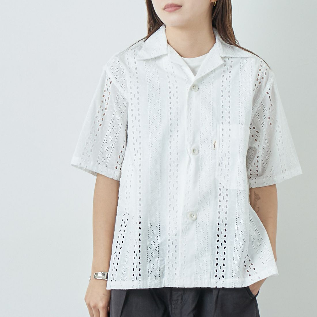Vincent et Mireille [ヴァンソン エ ミレイユ] カットワーク刺繍オープンカラーシャツ [VM251IN11032] WHITE &&モデル身長：167cm 着用サイズ：F&&