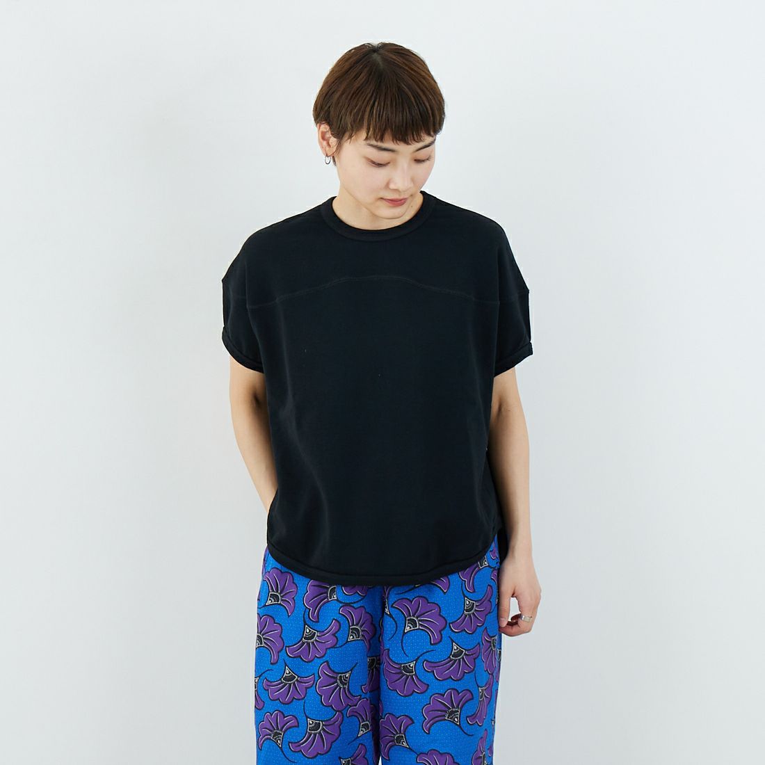 ESTROISLOSE [エストゥロワルーズ] ミニ裏毛プルオーバー [EC25202] 99 BLACK &&モデル身長：160cm 着用サイズ：F&&