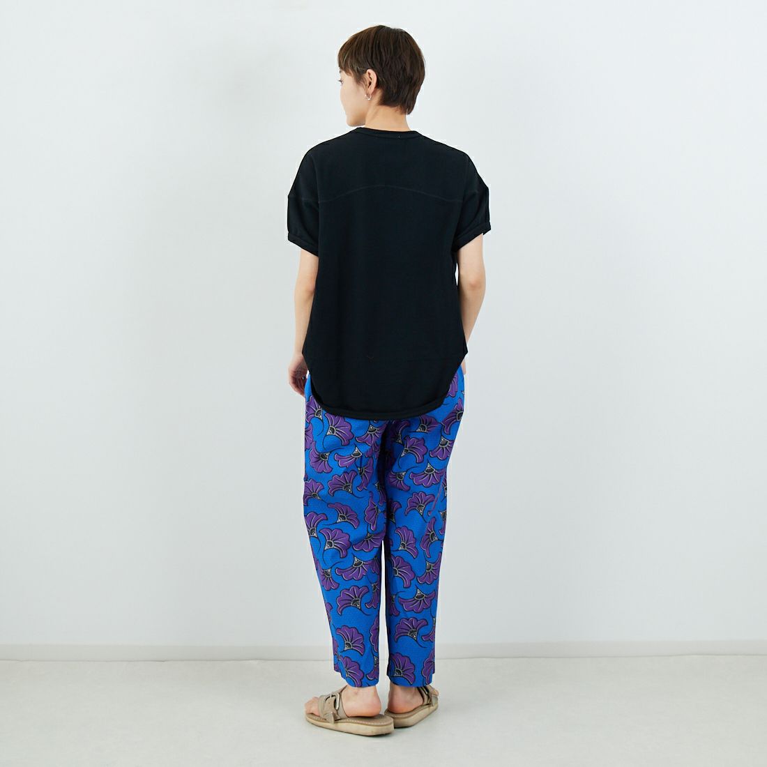 ESTROISLOSE [エストゥロワルーズ] ミニ裏毛プルオーバー [EC25202] 99 BLACK &&モデル身長：160cm 着用サイズ：F&&