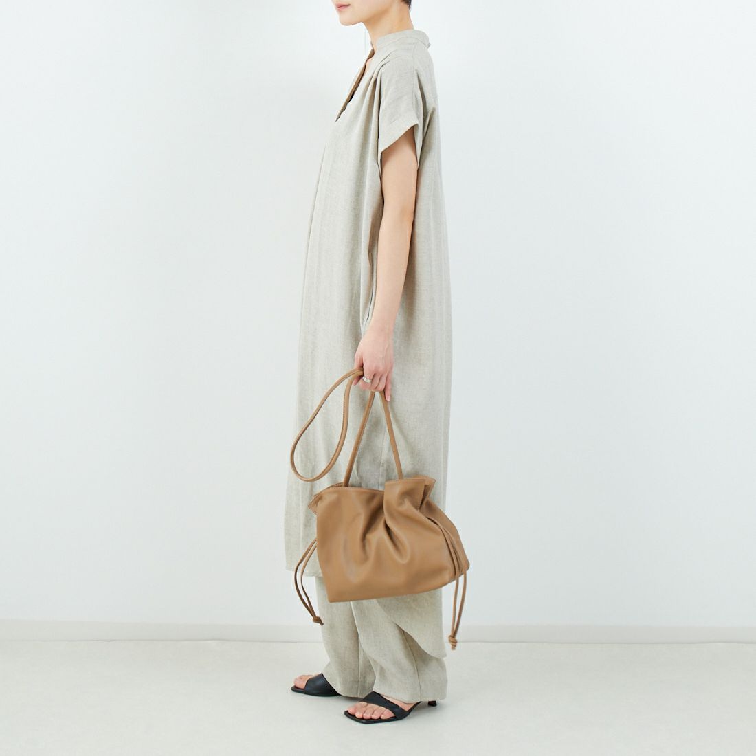 MICA&DEAL [マイカアンドディール] タックショルダーワンピース [0125204118] BEIGE &&モデル身長：160cm 着用サイズ：38&&