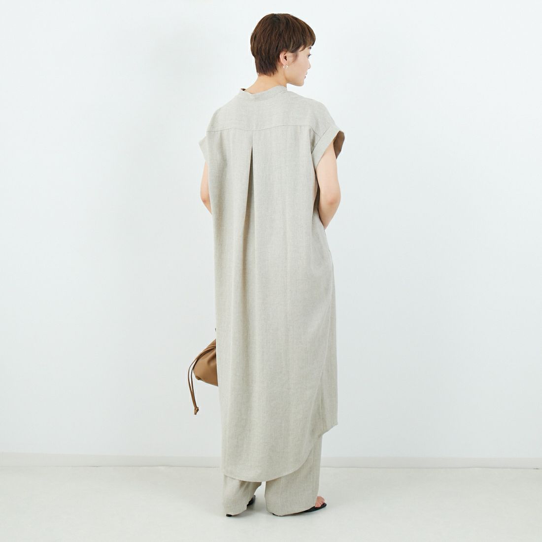 MICA&DEAL [マイカアンドディール] タックショルダーワンピース [0125204118] BEIGE &&モデル身長：160cm 着用サイズ：38&&