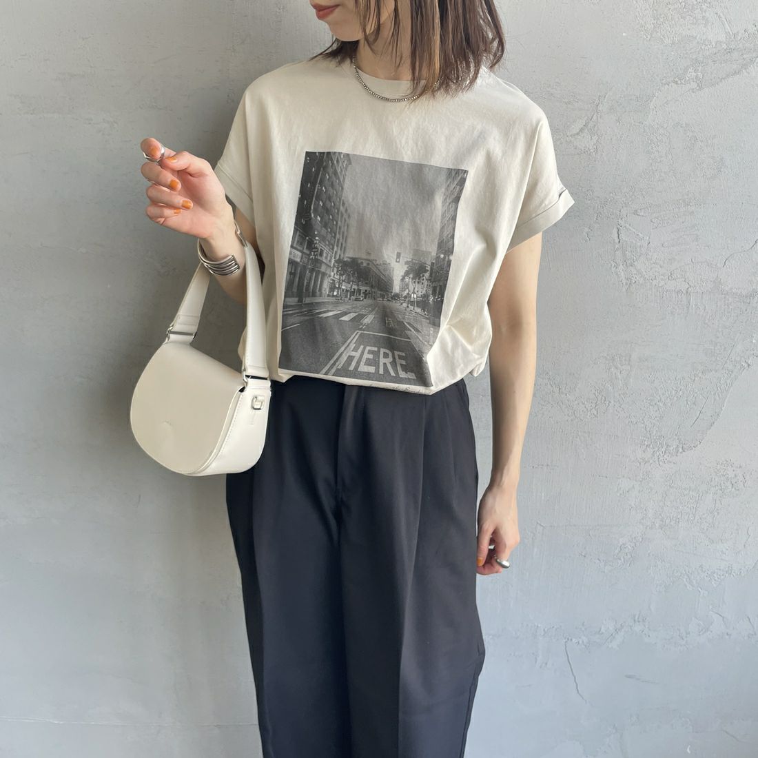 MICA&DEAL [マイカアンドディール] シティフォトプリントTシャツ [0125209136] BEIGE &&モデル身長：158cm 着用サイズ：F&&