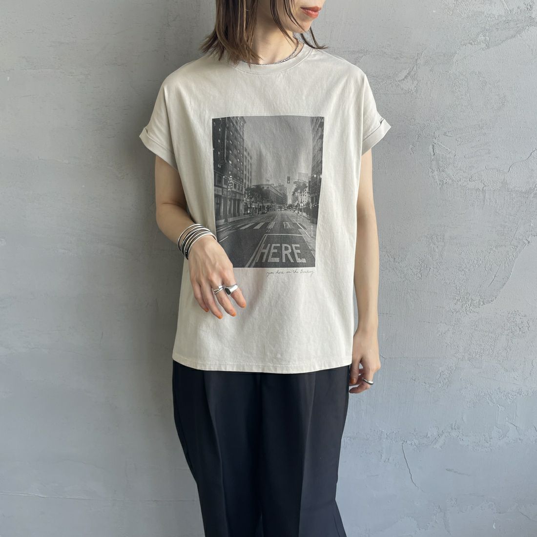 MICA&DEAL [マイカアンドディール] シティフォトプリントTシャツ [0125209136] BEIGE &&モデル身長：158cm 着用サイズ：F&&
