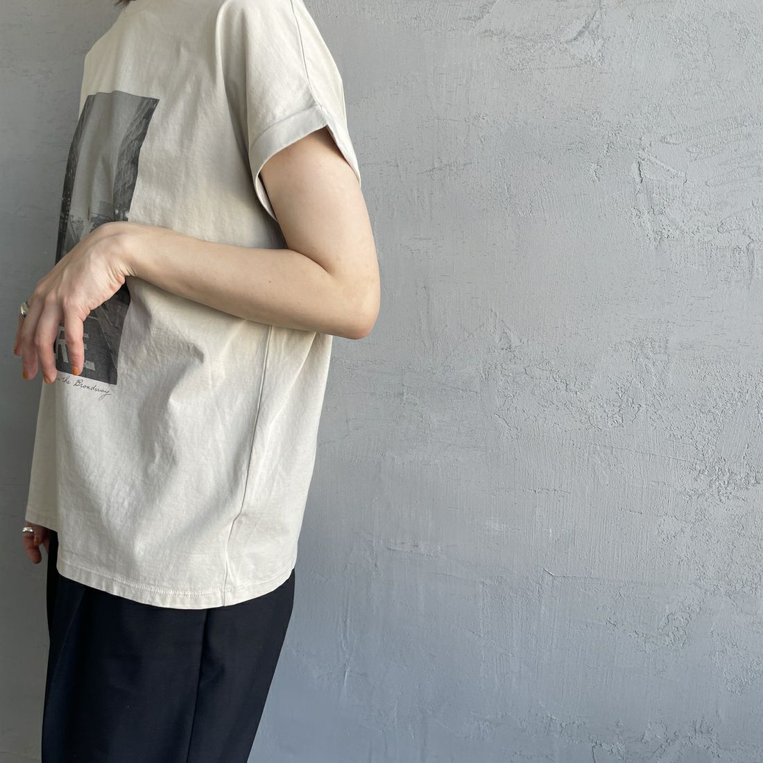 MICA&DEAL [マイカアンドディール] シティフォトプリントTシャツ [0125209136] BEIGE &&モデル身長：158cm 着用サイズ：F&&