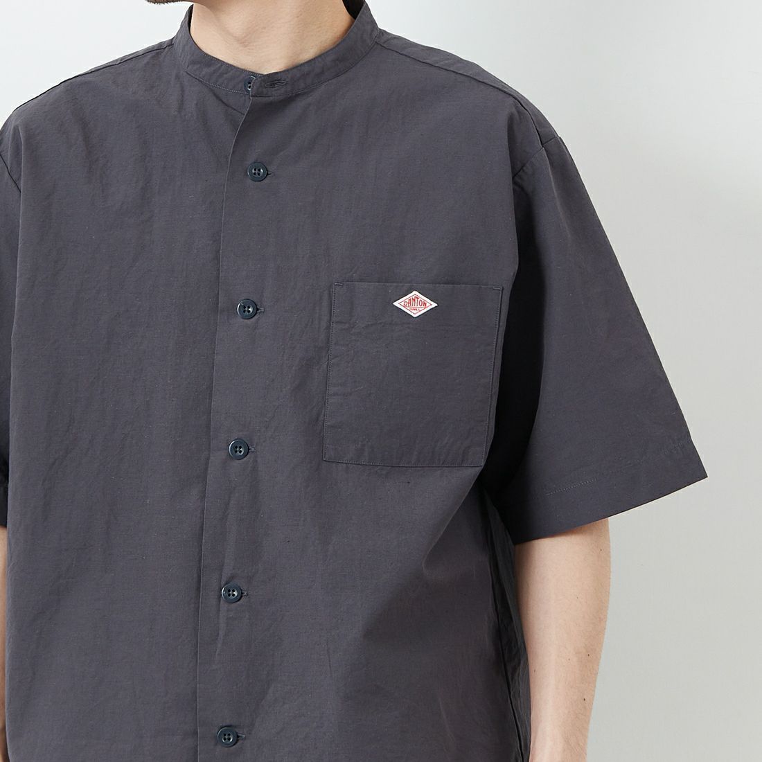 DANTON [ダントン] コットンリネン バンドカラーシャツ [JD-3788SCL] CHARCOAL &&モデル身長：168cm 着用サイズ：40&&