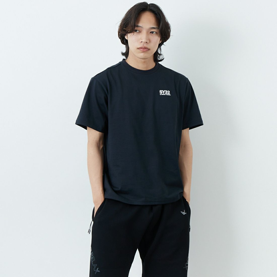 SY32 [エスワイサーティトゥ] べーシックロゴテープTシャツ [15053] BLACK &&モデル身長：179cm 着用サイズ：M&&
