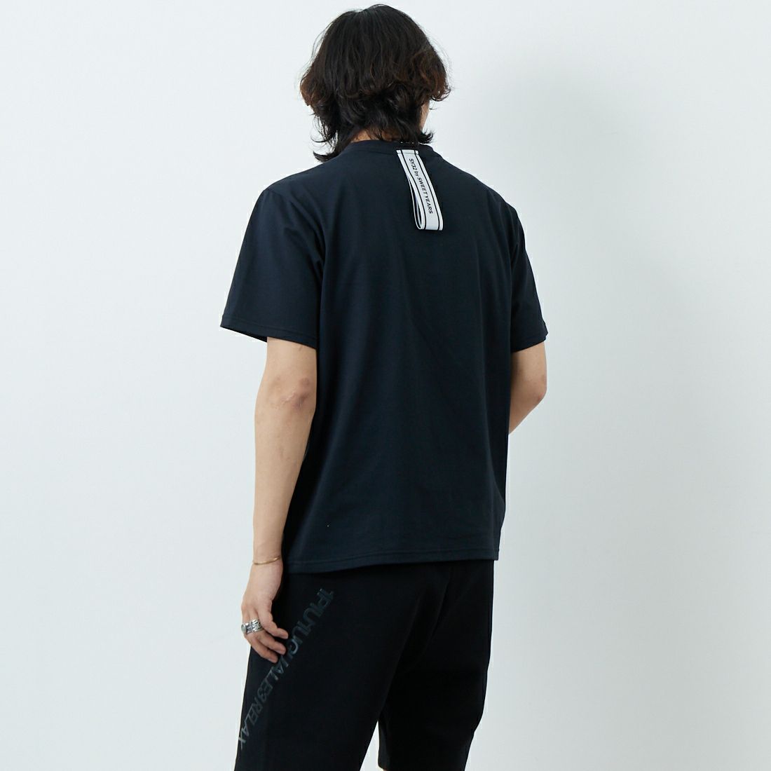 SY32 [エスワイサーティトゥ] べーシックロゴテープTシャツ [15053] BLACK &&モデル身長：179cm 着用サイズ：M&&