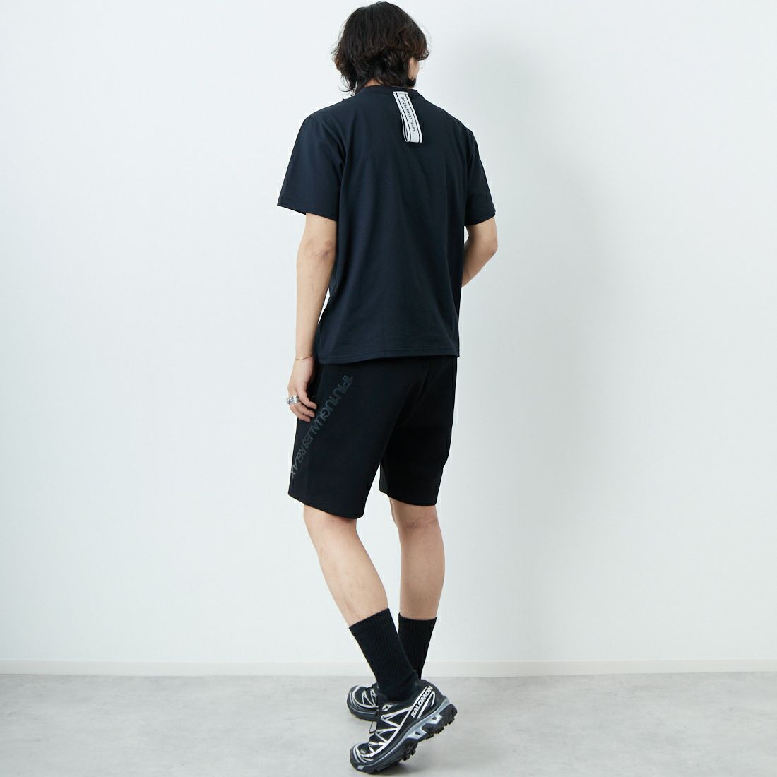 SY32 [エスワイサーティトゥ] べーシックロゴテープTシャツ [15053] BLACK &&モデル身長：179cm 着用サイズ：M&&