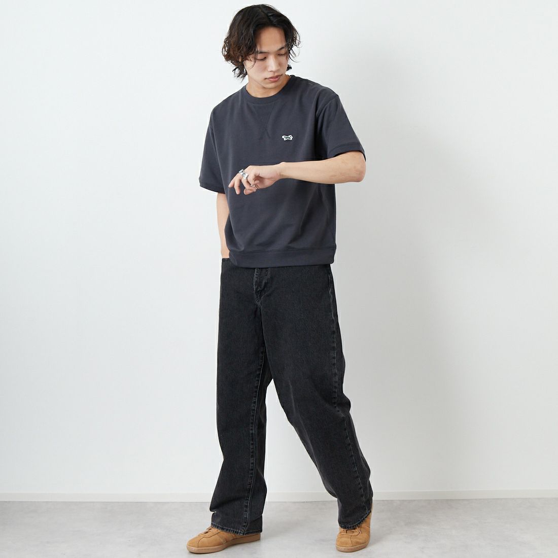 THE FOX [ザフォックス] 別注 ワンポイントロゴワッペン ミニ裏毛 WガゼットTシャツ [JFU25SS-12-JF] CHARCOAL &&モデル身長：179cm 着用サイズ：M&&
