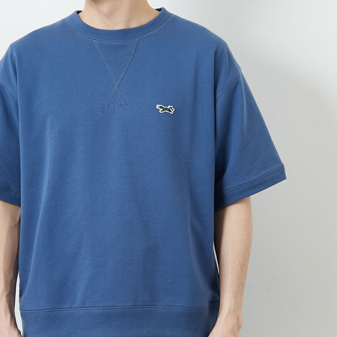 THE FOX [ザフォックス] 別注 ワンポイントロゴワッペン ミニ裏毛 WガゼットTシャツ [JFU25SS-12-JF] BLUE &&モデル身長：168cm 着用サイズ：M&&