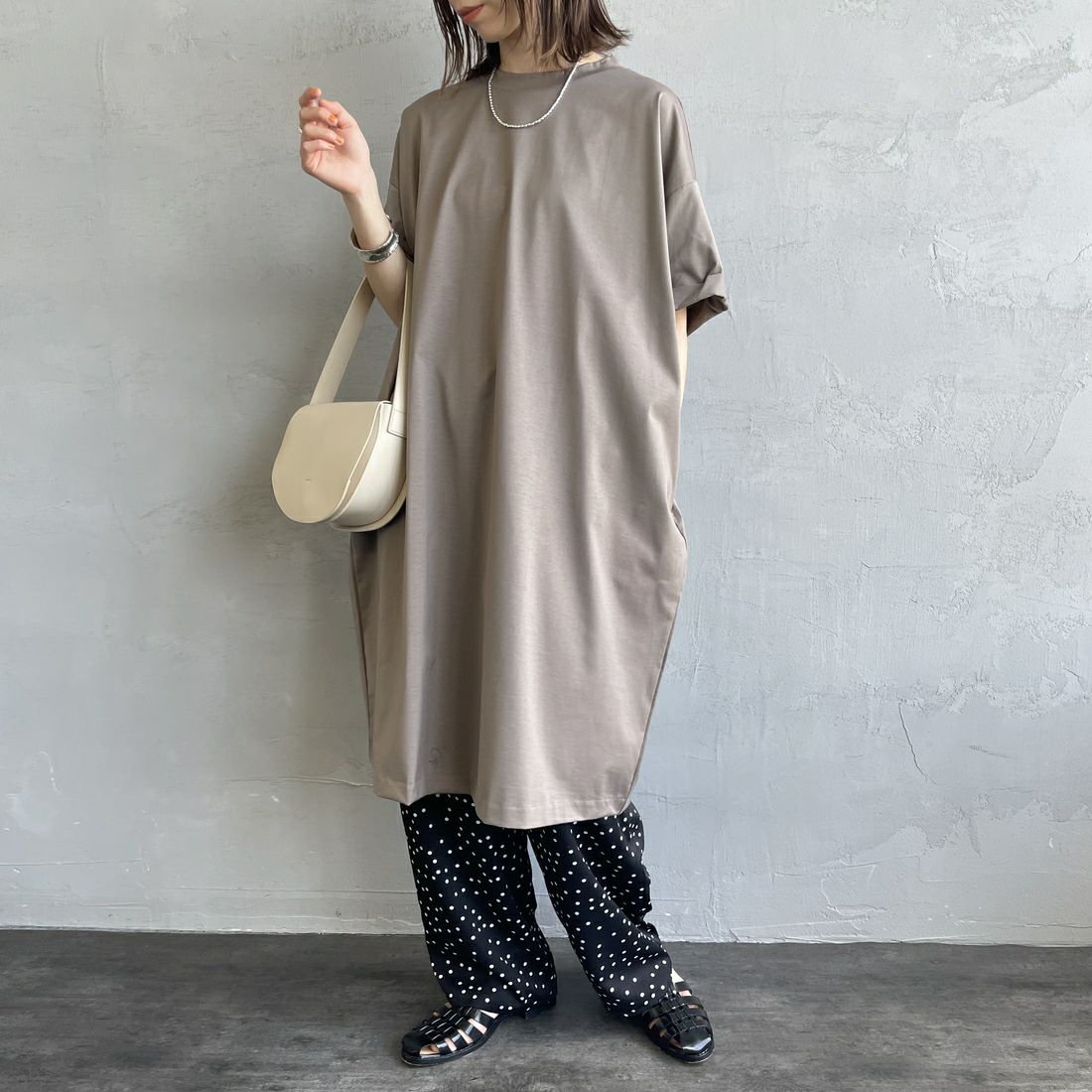 mizuiro ind [ミズイロインド] ロールアップスリーブワンピース [2-250089] 20 GREIGE &&モデル身長：158cm 着用サイズ：F&&