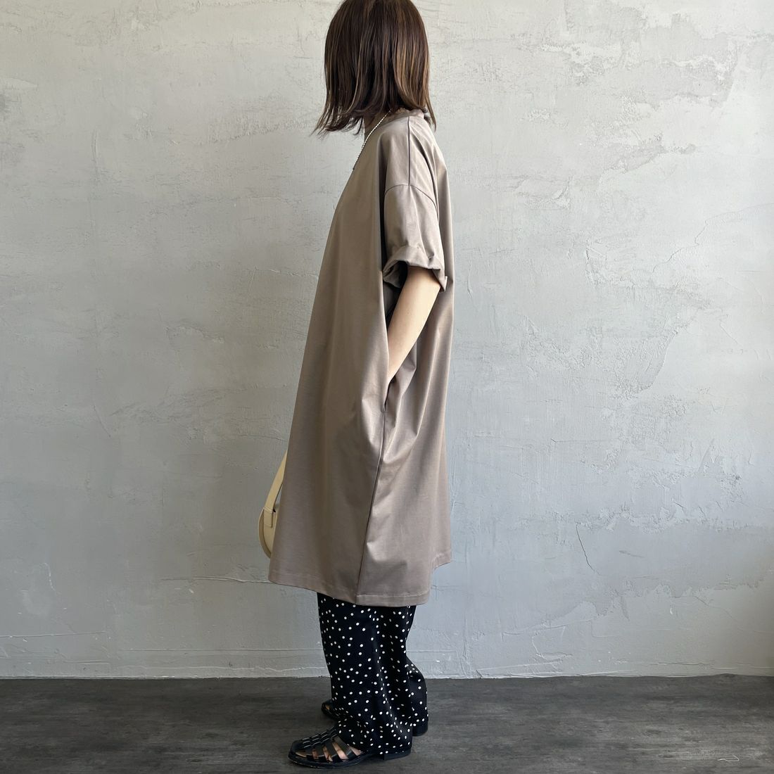 mizuiro ind [ミズイロインド] ロールアップスリーブワンピース [2-250089] 20 GREIGE &&モデル身長：158cm 着用サイズ：F&&