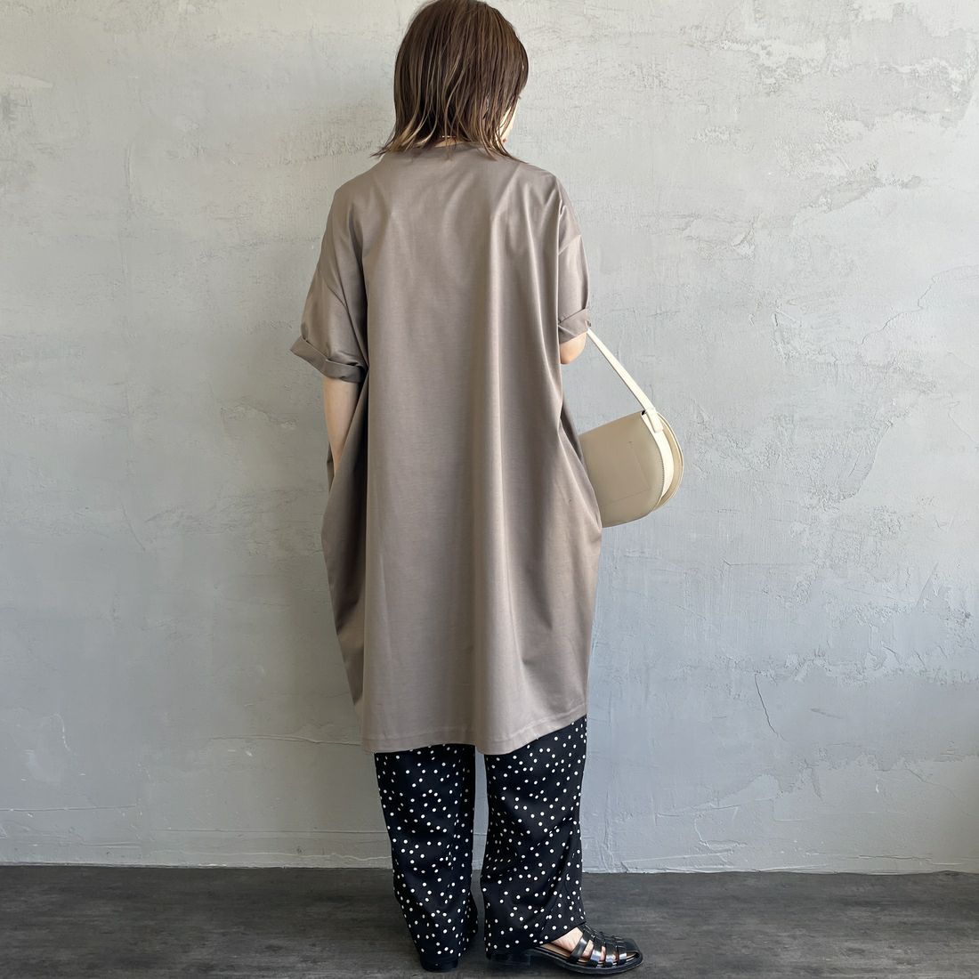 mizuiro ind [ミズイロインド] ロールアップスリーブワンピース [2-250089] 20 GREIGE &&モデル身長：158cm 着用サイズ：F&&